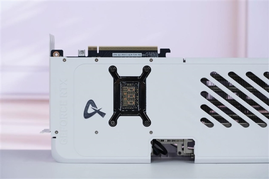 纯白美学的巅峰之作！电竞判客RTX 5070Ti X3W Max图赏