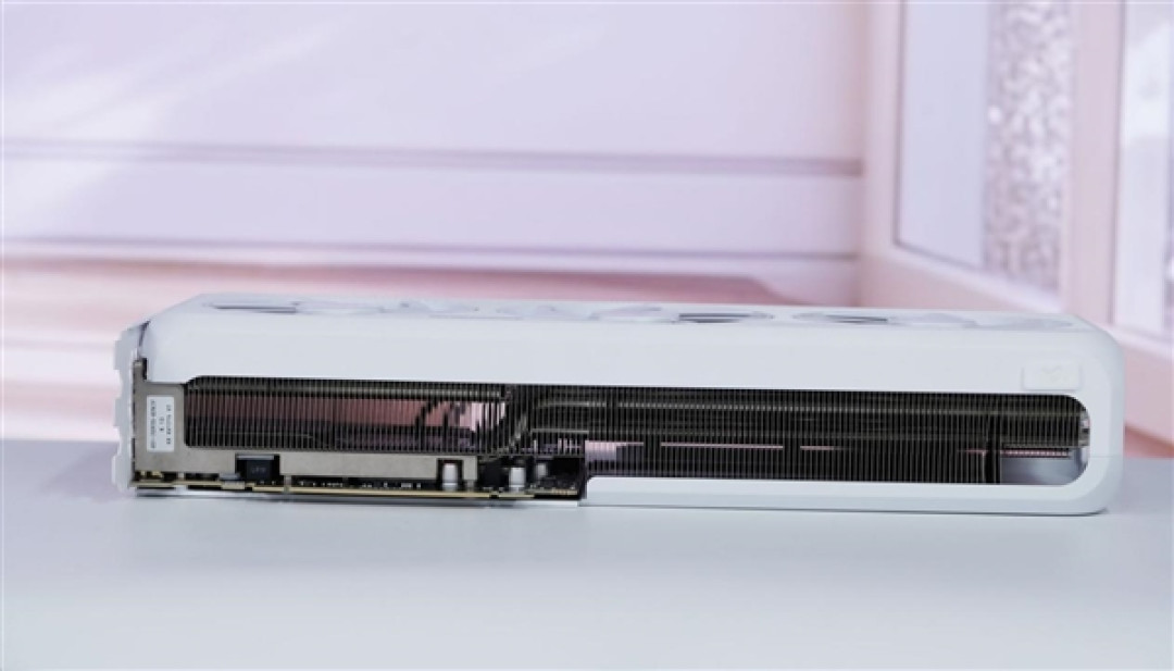 纯白美学的巅峰之作！电竞判客RTX 5070Ti X3W Max图赏