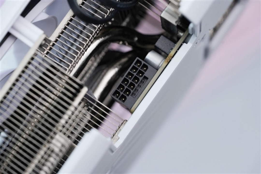 纯白美学的巅峰之作！电竞判客RTX 5070Ti X3W Max图赏