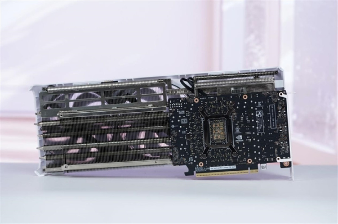 纯白美学的巅峰之作！电竞判客RTX 5070Ti X3W Max图赏
