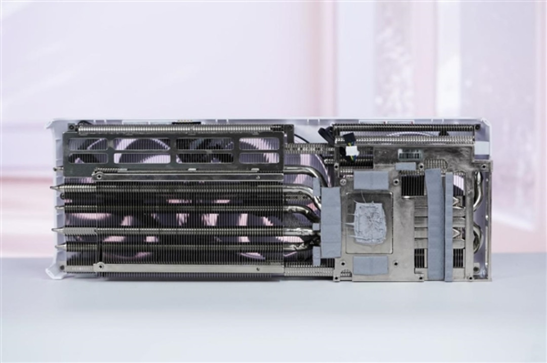 纯白美学的巅峰之作！电竞判客RTX 5070Ti X3W Max图赏
