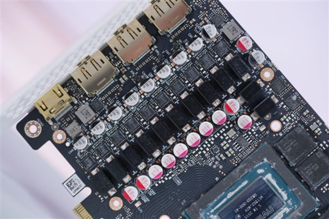 纯白美学的巅峰之作！电竞判客RTX 5070Ti X3W Max图赏