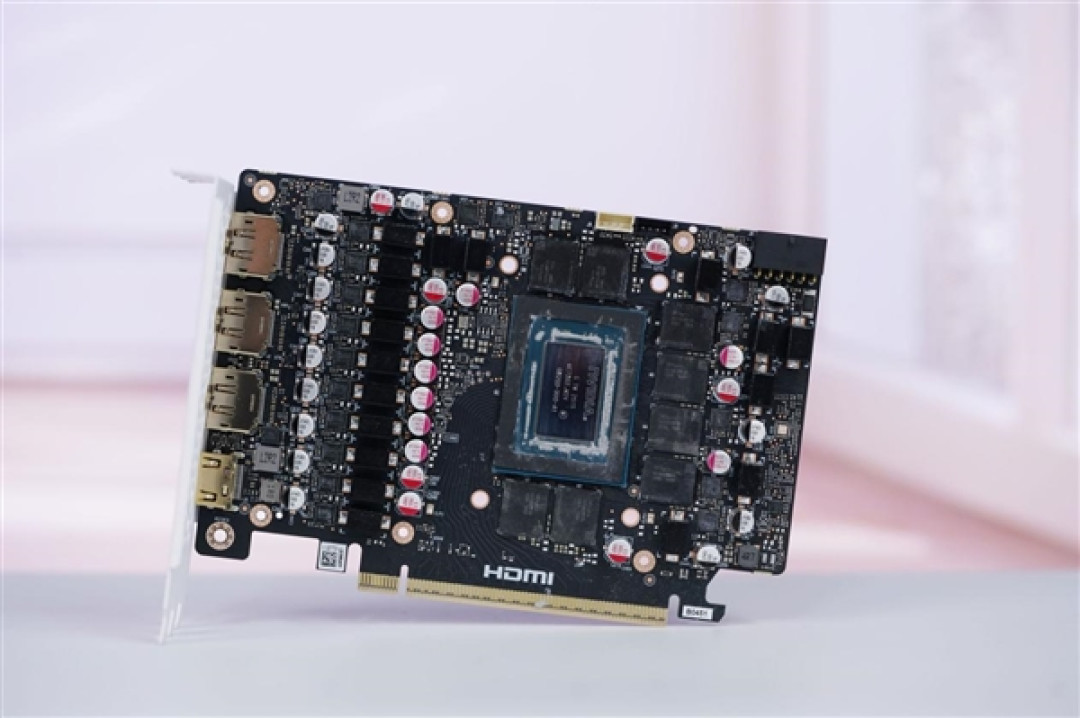 纯白美学的巅峰之作！电竞判客RTX 5070Ti X3W Max图赏