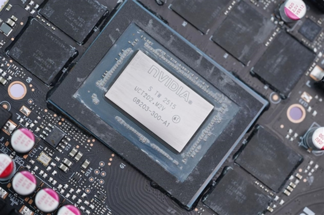 纯白美学的巅峰之作！电竞判客RTX 5070Ti X3W Max图赏