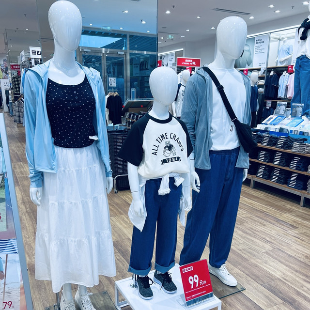 优衣库的夏季全家穿搭哲学，用基础款编织生活美学