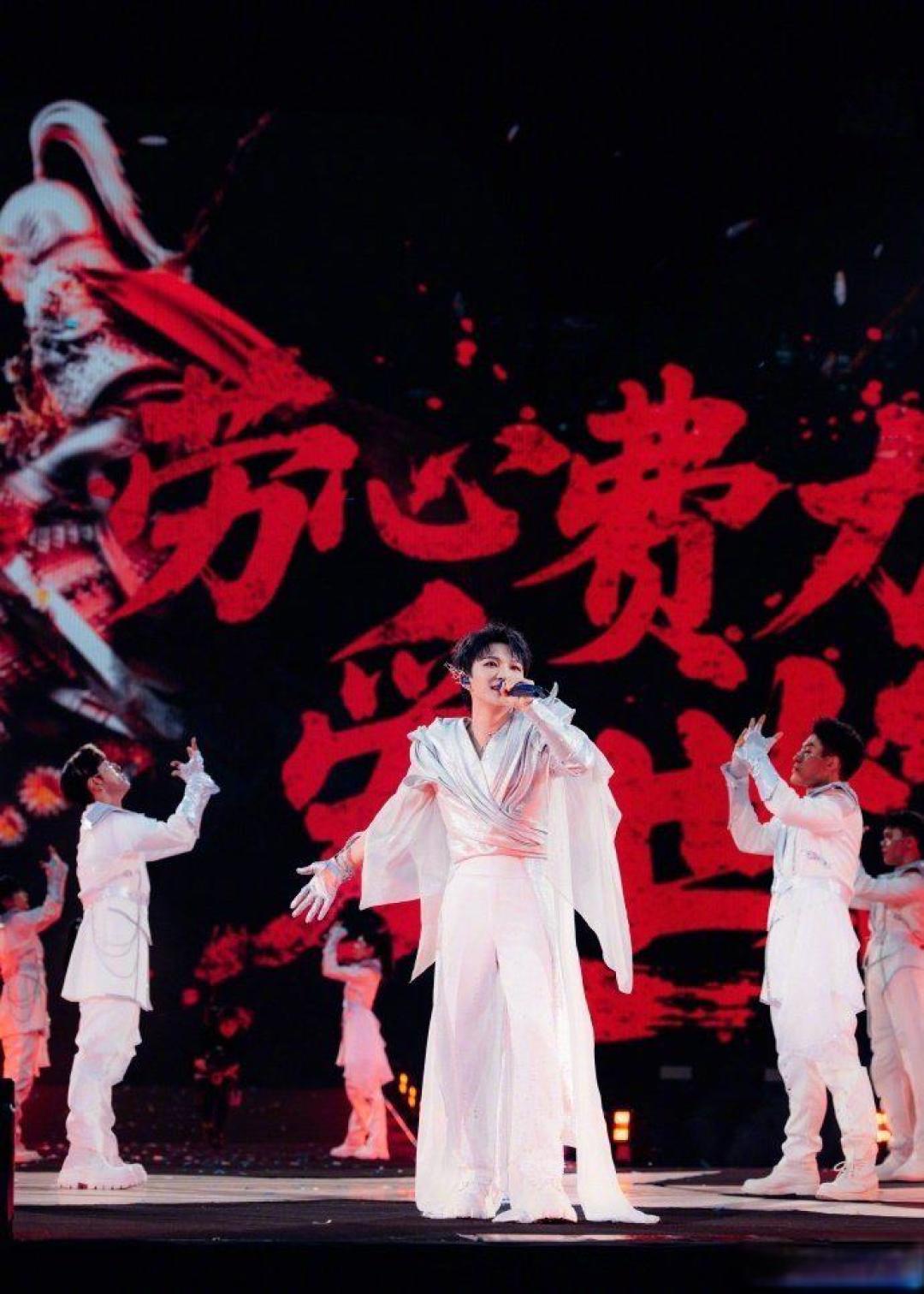 周深冰城演唱会连唱两晚：三万人合唱叠加文旅爆款创东北演出新纪录
