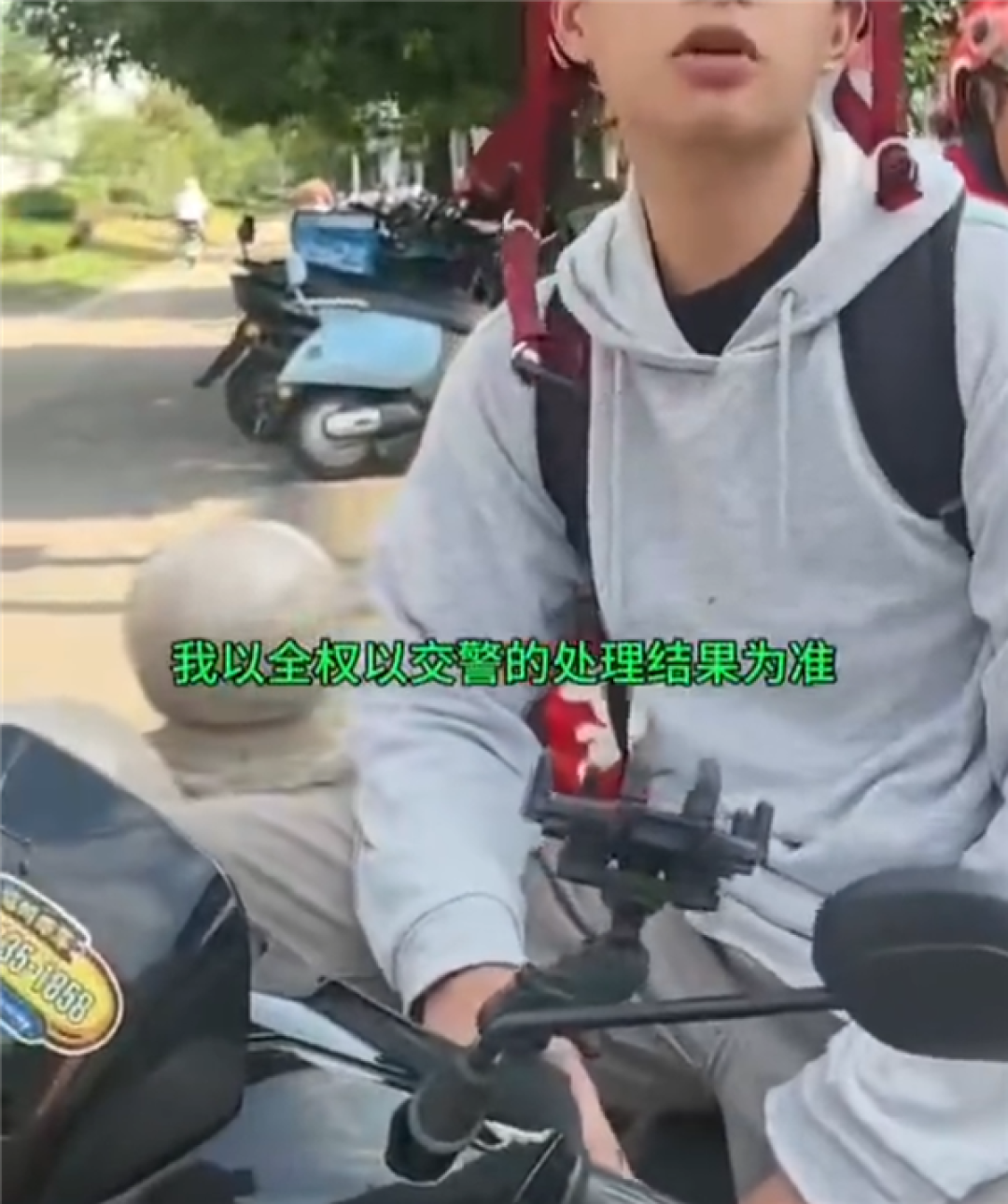 小伙与逆行女子剐蹭又被怼脸拍视频!小伙全程教科书式回答:我只听交警的