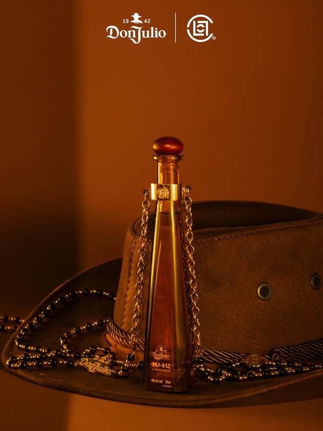 CLOT 携手墨西哥知名龙舌兰品牌 Don Julio唐·胡里奥，围绕其经典的唐·胡里奥1942龙舌兰迷你瓶为灵感，推出一款突破传统想象、可随身佩戴的 CLOT x 唐·胡里奥1942 联名链条配饰。