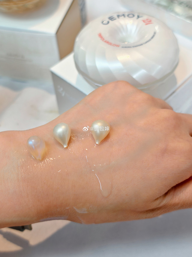 我很喜欢Cemoy这个品牌，但我选品的时候尽可能会把自己对品牌的滤镜放一放，不能觉得这品牌不错，出的产品就都是香的，毕竟就是大牌常青的明星产品多少年下来也就那么几个。

但Cemoy这两年非常给力，爆