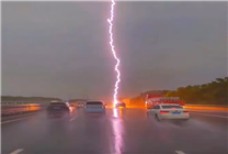多地汽车遭雷击 央视科普雨天行车如何应对