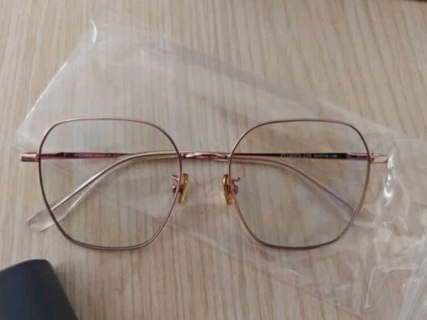 普莱斯防蓝光眼镜，颜值与实力并存