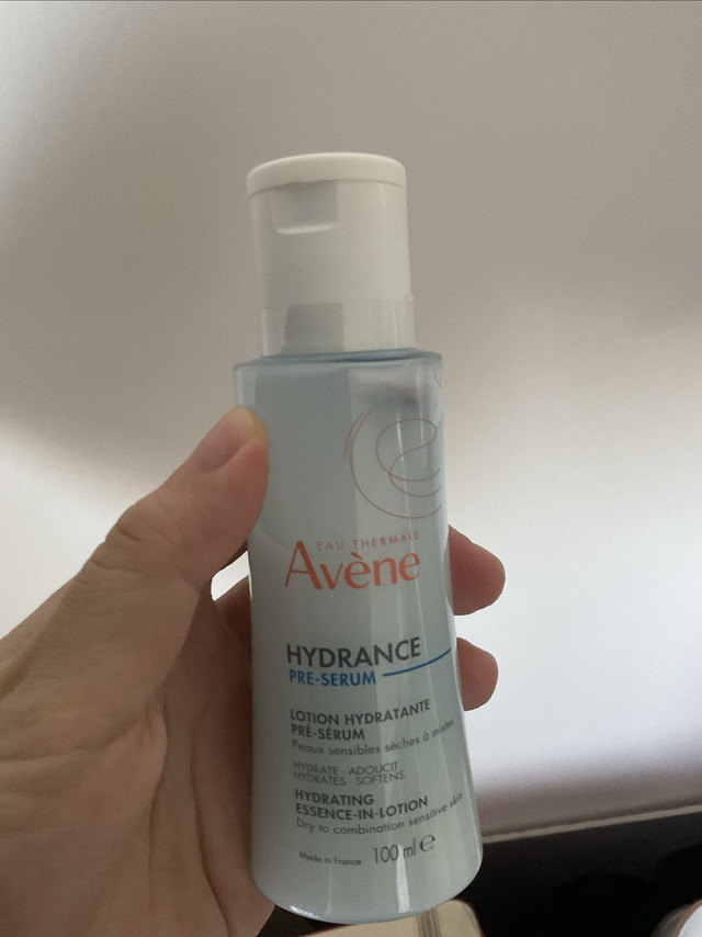 ✨雅漾小蛮腰精华：干敏皮的“24小时水光充电站”