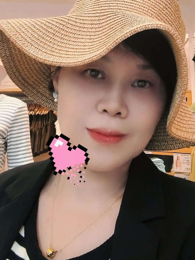 港版🇭🇰玉兰油OLAY玉兰油。港版🇭🇰玉兰油
💰 98OLAY玉兰油滋润保湿乳液 150ml
💰98 OLAY玉兰油滋润保湿面霜100g
😍😍普通款/无添加款
🌸OLAY滋润保湿乳液，这款香味是90年