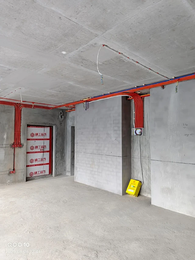 家装水电

材料：
一、汉光阻燃软电线。
二、伟星三层水晶抗菌给水管。
三、线管，线盒，锁扣，排水均为伟星。
四、双层屏蔽超六类秋叶原网线。
五、单芯双钢丝烽火通信光纤。

工艺：
一、给水、强电、弱