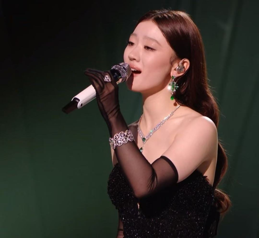 单依纯同款星河眼妆教程：四步解锁香奈儿229清冷感银河眼波