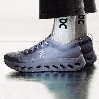 On 昂跑 × Zendaya 首款联名休闲运动鞋