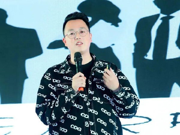 【#36岁谌超上任丰谷酒业新董事长#，曾是泸州老窖集团最年轻的中层正职】7月9日，丰谷酒业召开干部大会。川发资产党委委员、职工董事、工会主席张文宣布任职决定：谌超任丰谷酒业党委委员、书记，委派其为丰谷