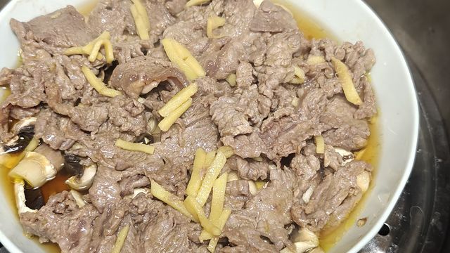 减脂美食:清蒸牛肉口蘑