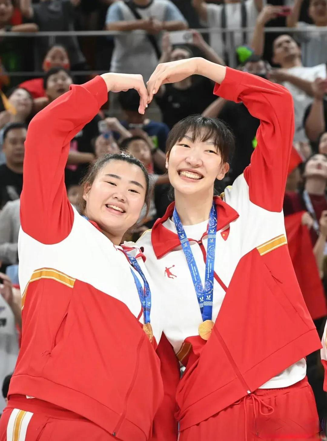 泪染五星红旗铸辉煌 中国姑娘赛场谱写家国赤子传奇