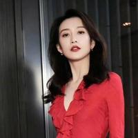 王鸥一袭正红色长裙，经典的深V设计，完美勾勒出她曼妙的身姿