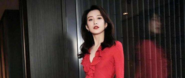 王鸥一袭正红色长裙，经典的深V设计，完美勾勒出她曼妙的身姿