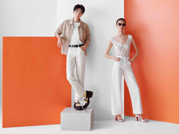 法国高级鞋履品牌 Christian Louboutin 发布 2025 七夕广告大片，由全球品牌代言人王俊凯领衔演绎 2025 秋冬系列。Astroloubi 运动鞋延续经典红底设计，以精湛工艺呈现