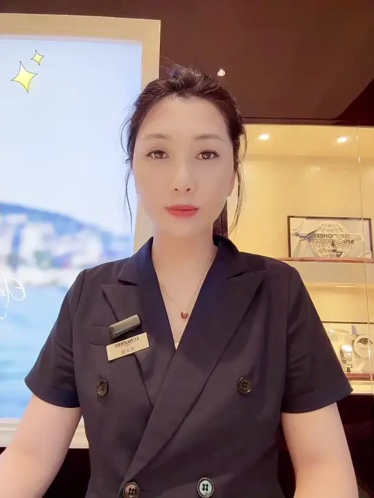 浪琴康卡斯复刻新品❗颜值直接封神❗
康卡斯复刻新品简直是腕表届的王炸💥
作为浪琴首个专属命名系列
这次复刻直接把百年历史戴在手上😭
40mm黄金尺寸男女同吃!!
立体时标阳光下美到窒息🥰
珐琅鱼形图案