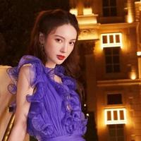 金晨身着紫色层叠纱裙，朦胧薄纱自带仙气，仿佛在逃公主走进现实