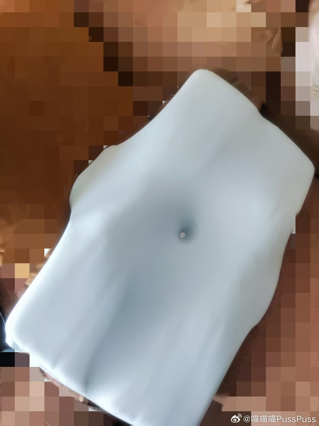 慕泱这款枕头找过好多人推广了，我看了一下别人都是官方介绍的套话，套路话我就不说了，直接上我自己体验过后的总结吧。第一，这个枕头对特定受众来说很适合，第二睡习惯高枕的人不太适合。特定受众是指：①习惯睡低