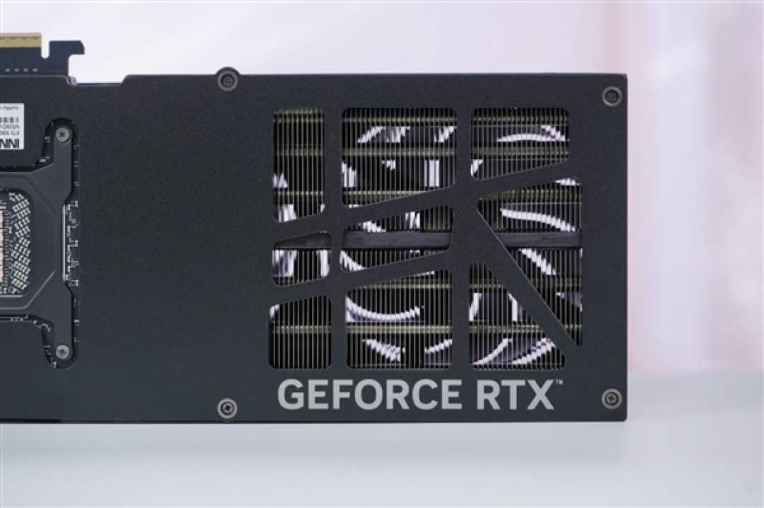 撞色栅格典雅大气!映众RTX 5090D v2曜夜X3 24GB显卡图赏