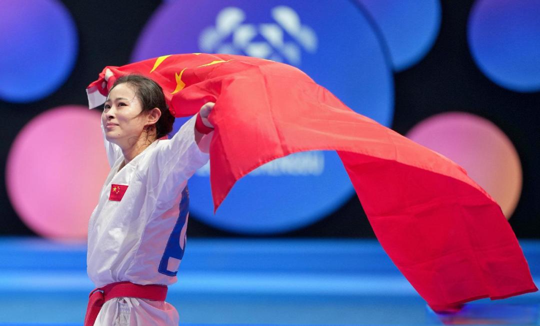 五星红旗映照四次手术疤痕 龚莉夺金泪拥国旗创中国空手道历史