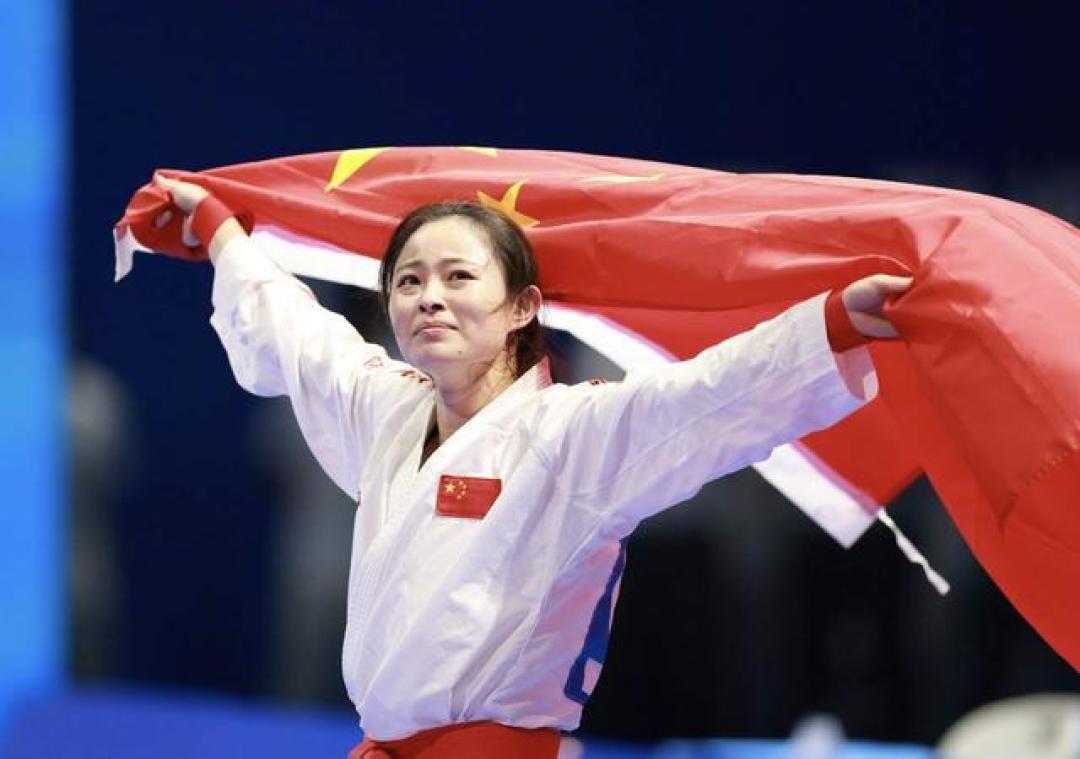 五星红旗映照四次手术疤痕 龚莉夺金泪拥国旗创中国空手道历史