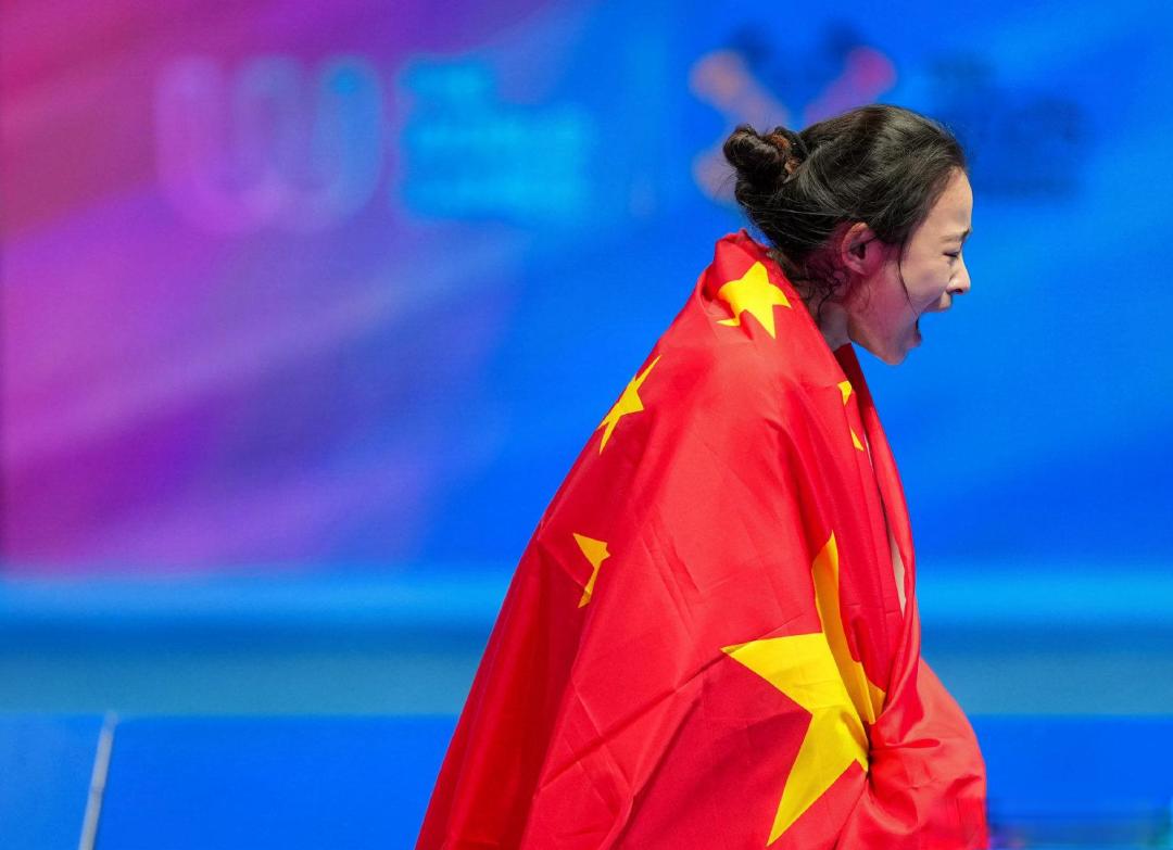 五星红旗映照四次手术疤痕 龚莉夺金泪拥国旗创中国空手道历史