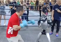 周鸿�t和机器人擂台打拳：红衣教主一拳、一脚放倒机器人