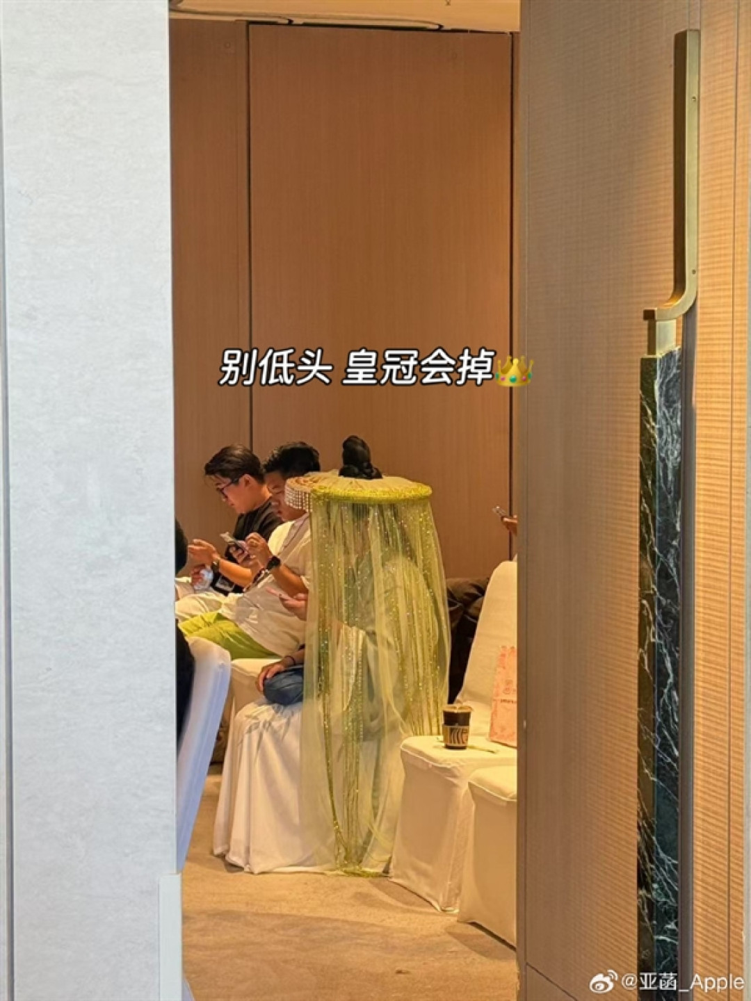 美女博主乘坐全新小鹏P7 12cm超高发型完全不顶头