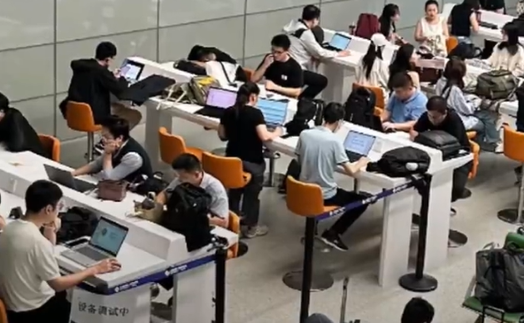 网友吐槽虹桥机场像自习室:充电台前座无虚席 班味太浓