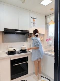 无油腻的5m²厨房，只有晨光与晚餐热气袅袅
