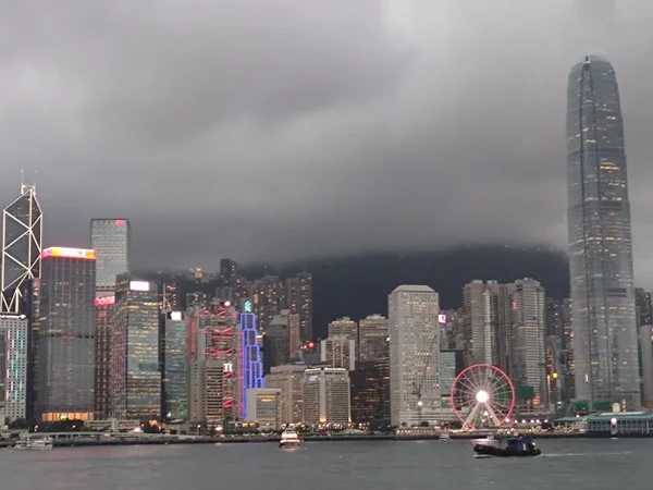 跟团港澳游
我也是报的小红书上深港澳珠5天4晚，带女儿团费1700左右，定金50，
住:深圳住的是#智选假日[搜索高亮]#，我自己加了 一晚200;团费含深圳1香港1珠海2;香港9平的标间，简约，干净