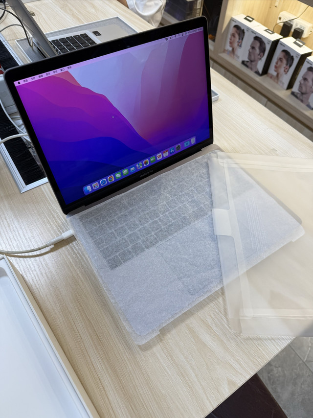 3千元收台极品成色包装保护膜都还在的macbookpro