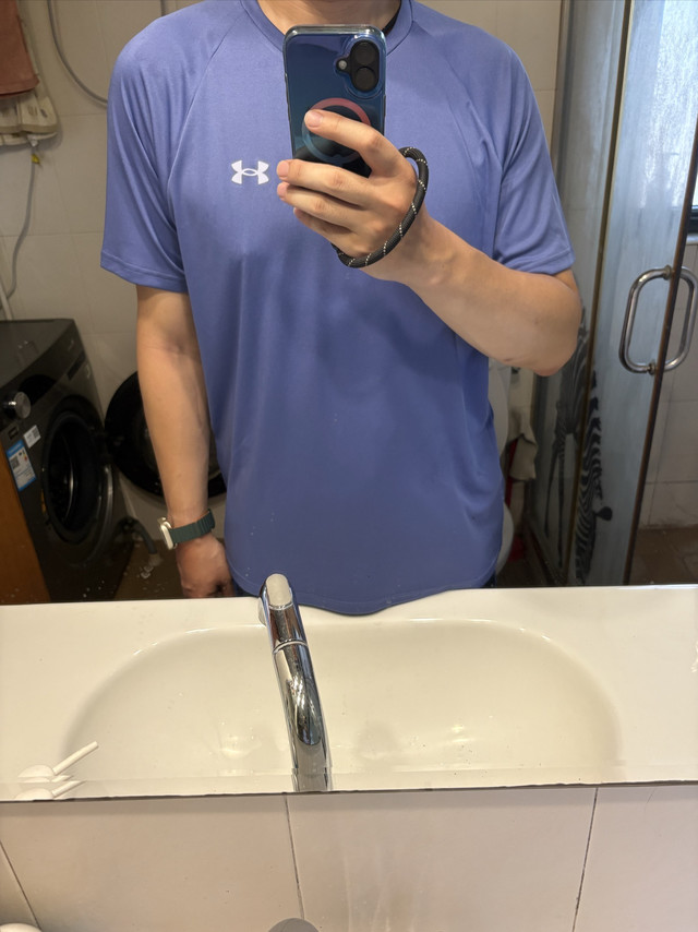 跟着值友买的安德玛T恤，就是猫超套娃太恶心