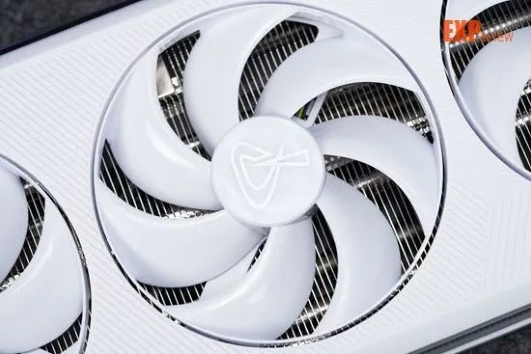 AX电竞叛客 RTX 5070 X3W MAX评测：观感更清爽的纯白2K游戏显卡