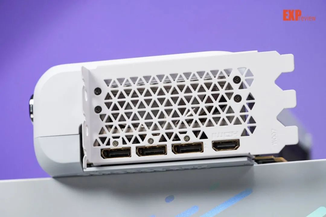 AX电竞叛客 RTX 5070 X3W MAX评测：观感更清爽的纯白2K游戏显卡