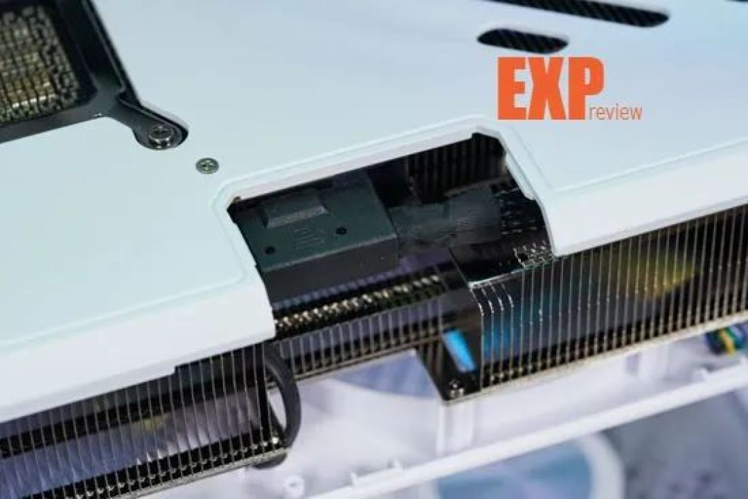 AX电竞叛客 RTX 5070 X3W MAX评测：观感更清爽的纯白2K游戏显卡