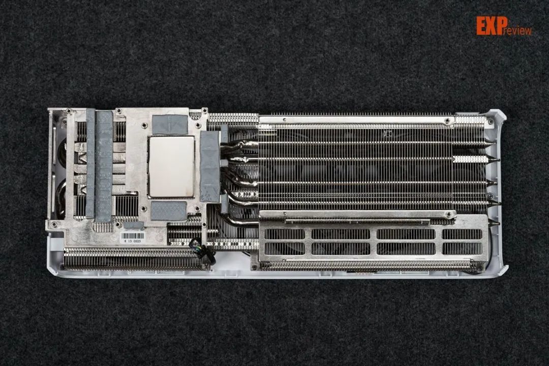 AX电竞叛客 RTX 5070 X3W MAX评测：观感更清爽的纯白2K游戏显卡