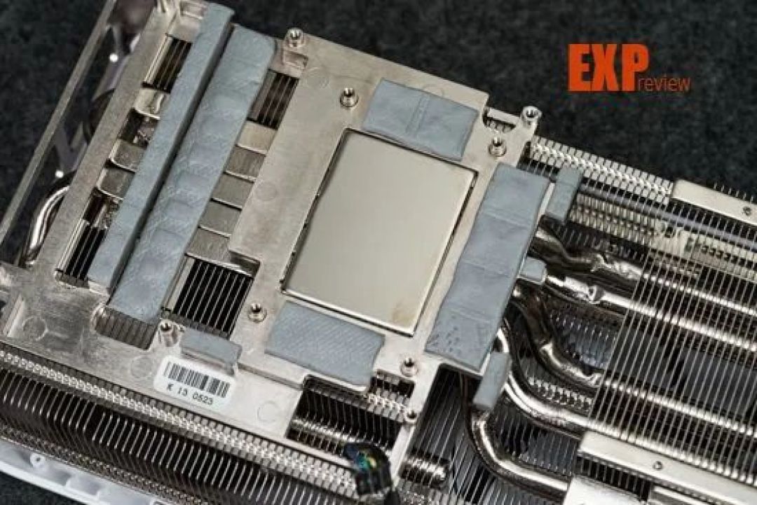 AX电竞叛客 RTX 5070 X3W MAX评测：观感更清爽的纯白2K游戏显卡
