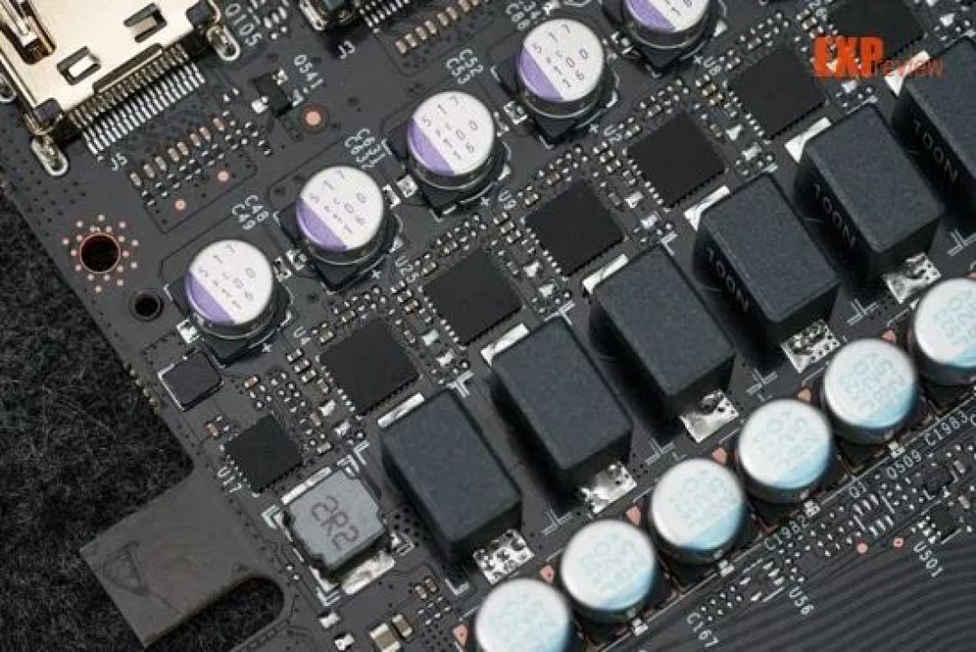 AX电竞叛客 RTX 5070 X3W MAX评测：观感更清爽的纯白2K游戏显卡