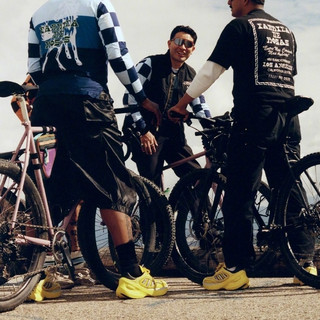  adidas 发布三条纹服饰新品