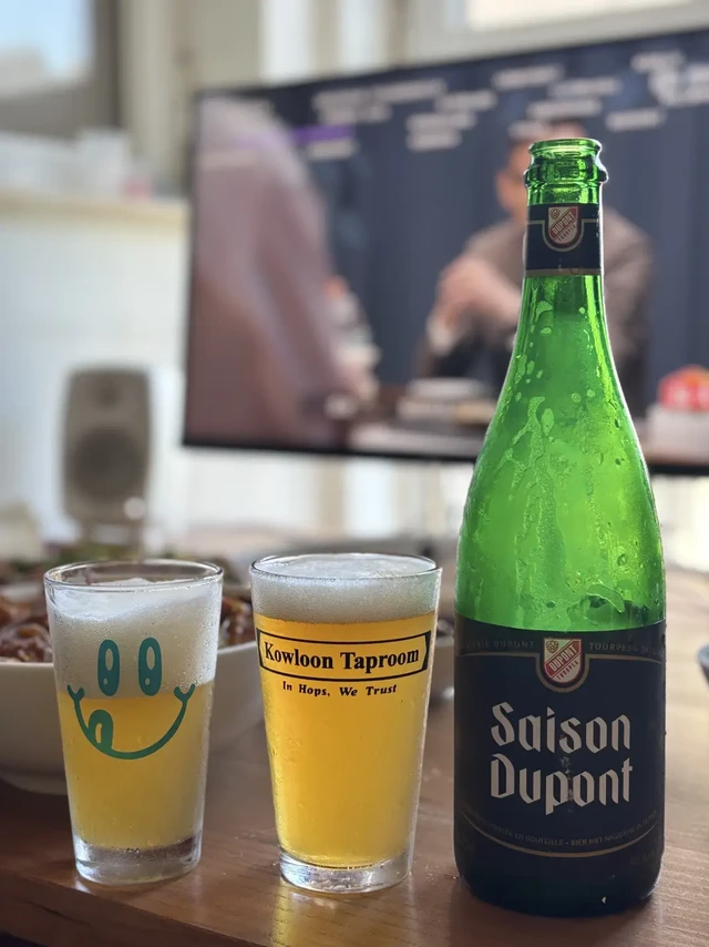 杜邦 美好祝愿 赛松
装瓶日期：2024.4.3
给我第一感觉，高碳化，气泡很足，开瓶的时候差点喷了。稻草色的酒体，不是特别透亮。闻香明显的麦芽、发酵欧包的味道。
喝起来基本没有什么酸味，沙口感很足。