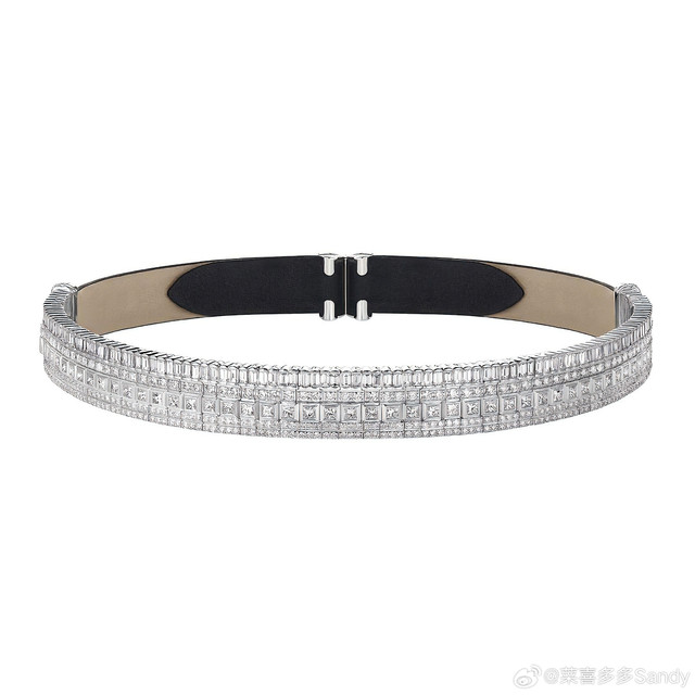 #珠宝##配饰# 
宝诗龙Quatre系列：用几何美学编织百年传奇 💎
 
宝诗龙（Boucheron）作为1858年诞生于巴黎的顶级珠宝品牌，始终以突破传统的设计语言诠释法式奢华。2004年推出的Q