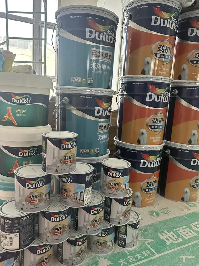 乳胶漆进场，激动的心颤抖的手。